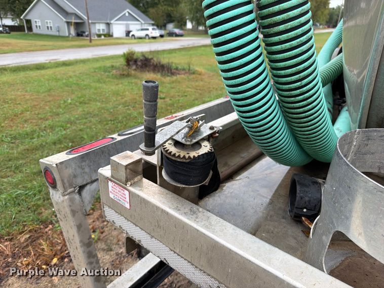 image for item EO8805 2004 Peterbilt 330 vacuum truck
