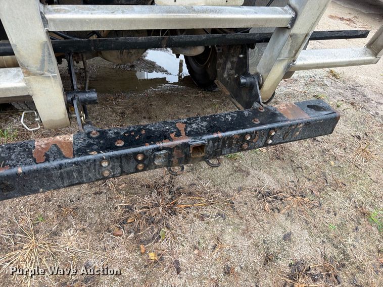 image for item EO8805 2004 Peterbilt 330 vacuum truck