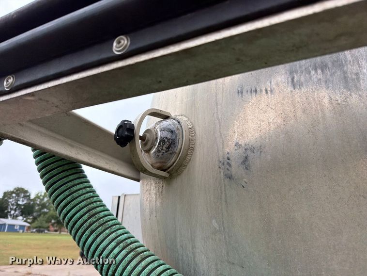 image for item EO8805 2004 Peterbilt 330 vacuum truck