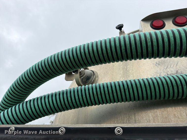 image for item EO8805 2004 Peterbilt 330 vacuum truck