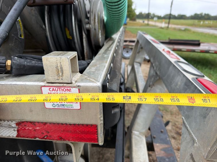 image for item EO8805 2004 Peterbilt 330 vacuum truck