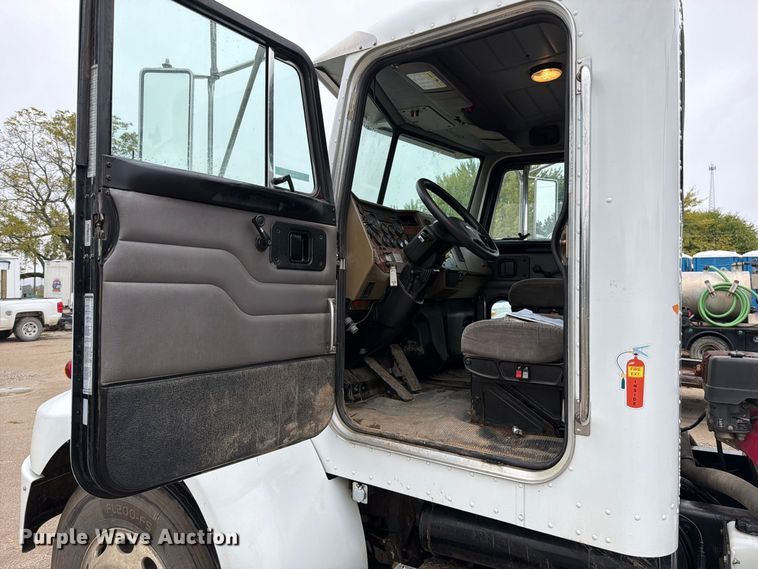 image for item EO8805 2004 Peterbilt 330 vacuum truck