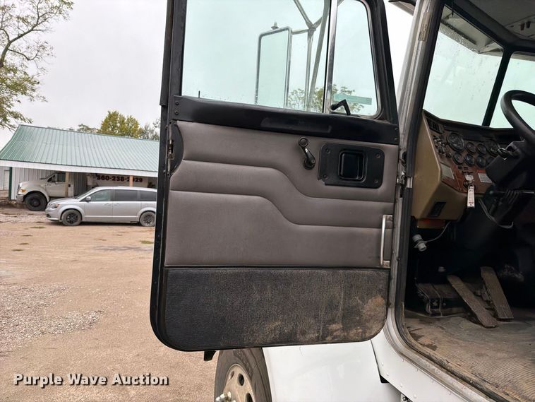image for item EO8805 2004 Peterbilt 330 vacuum truck