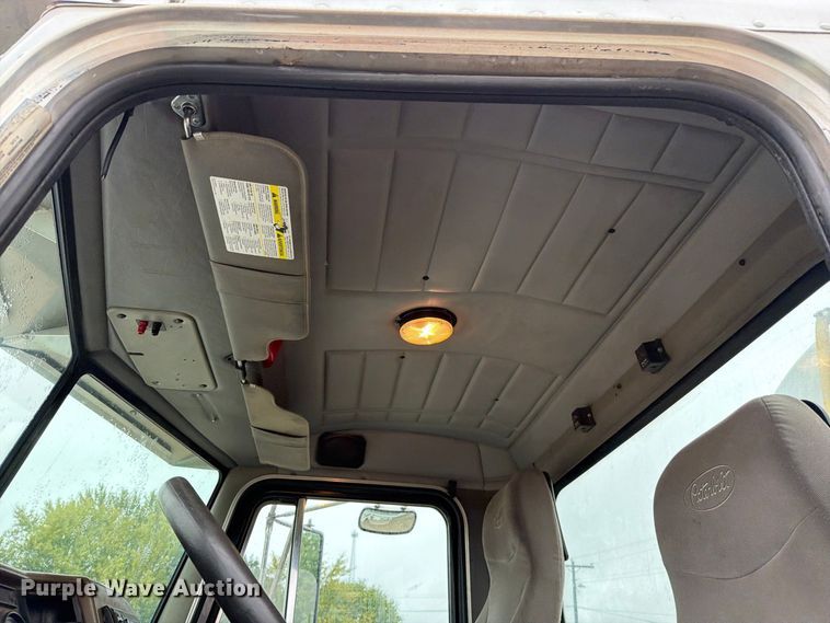 image for item EO8805 2004 Peterbilt 330 vacuum truck