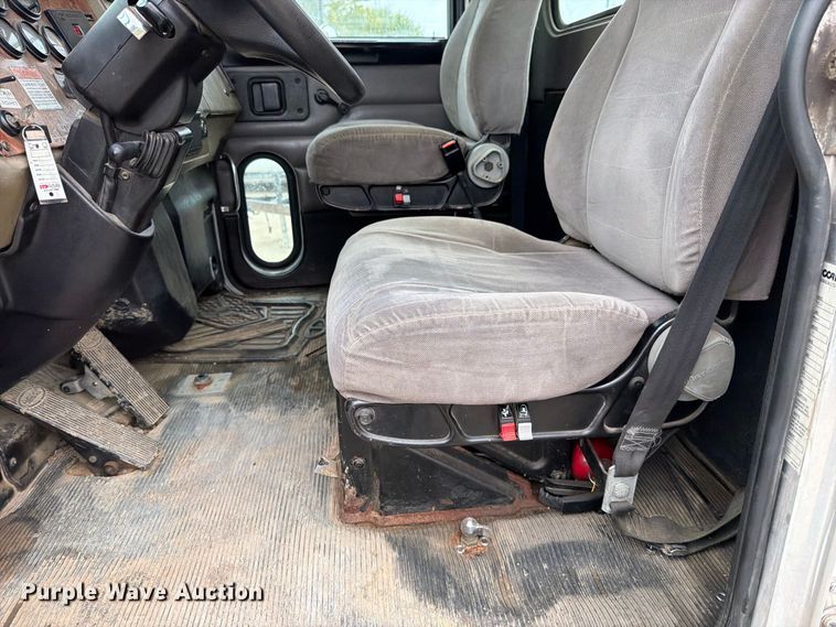 image for item EO8805 2004 Peterbilt 330 vacuum truck