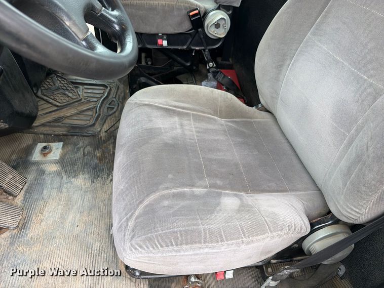 image for item EO8805 2004 Peterbilt 330 vacuum truck