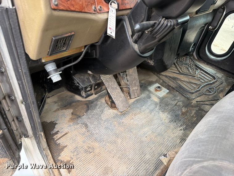 image for item EO8805 2004 Peterbilt 330 vacuum truck