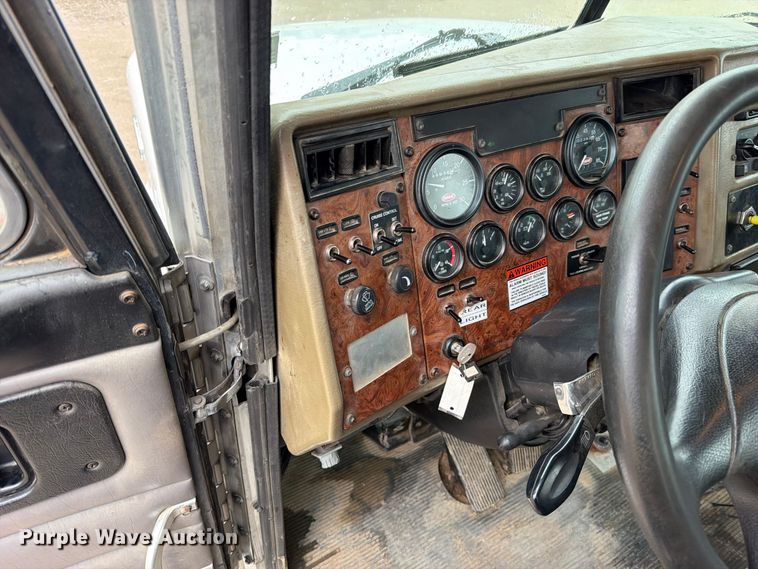 image for item EO8805 2004 Peterbilt 330 vacuum truck