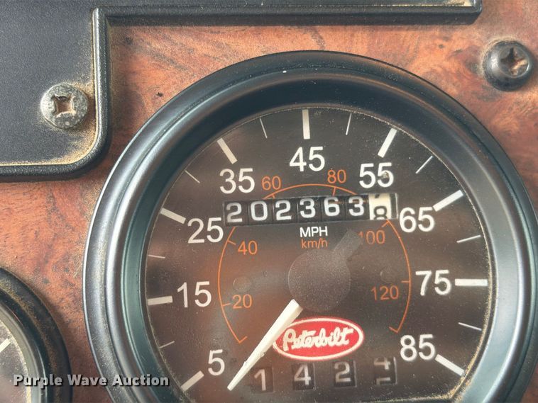 image for item EO8805 2004 Peterbilt 330 vacuum truck