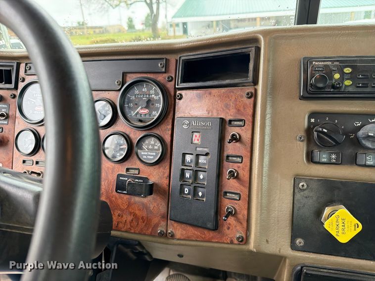 image for item EO8805 2004 Peterbilt 330 vacuum truck