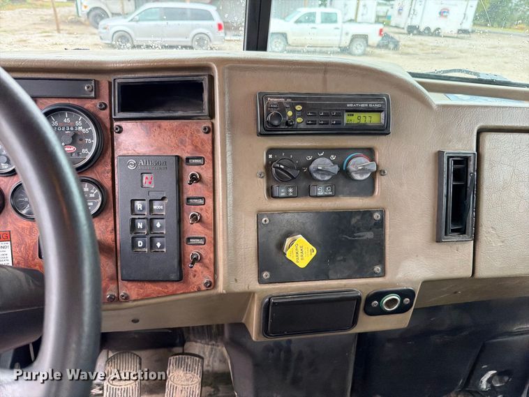 image for item EO8805 2004 Peterbilt 330 vacuum truck