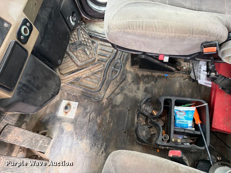 image for item EO8805 2004 Peterbilt 330 vacuum truck