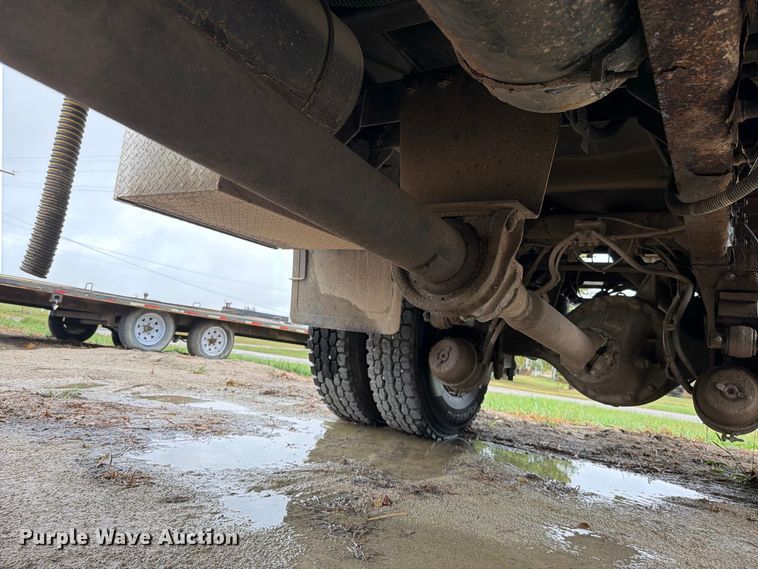 image for item EO8805 2004 Peterbilt 330 vacuum truck