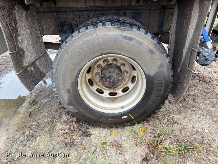 image for item EO8805 2004 Peterbilt 330 vacuum truck