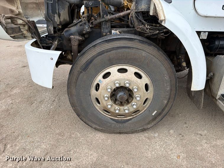 image for item EO8805 2004 Peterbilt 330 vacuum truck