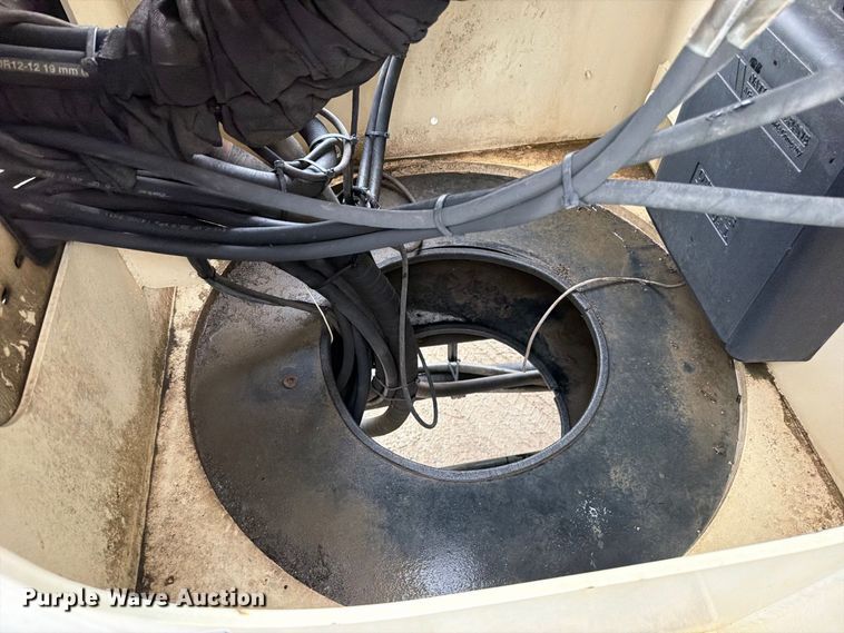image for item EO8807 2007 Ford F750 Super Duty XL crane truck