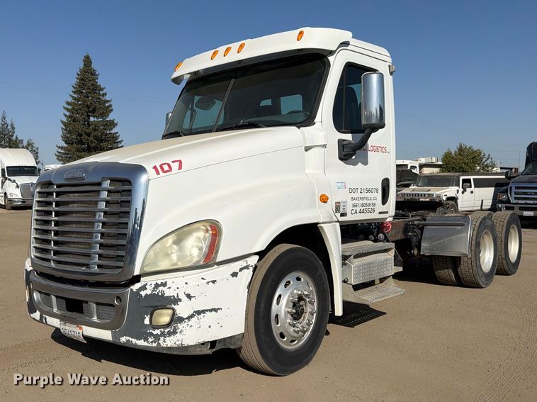 image for item EP3058 2010 Freightliner Cascadia semi truck