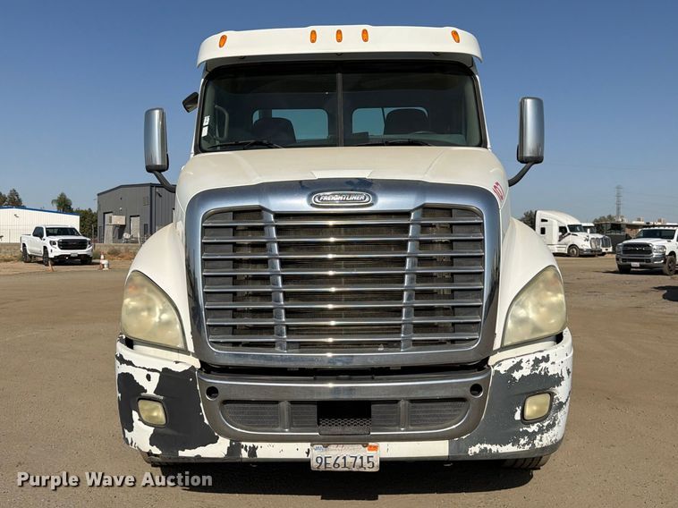 image for item EP3058 2010 Freightliner Cascadia semi truck