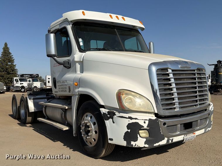 image for item EP3058 2010 Freightliner Cascadia semi truck