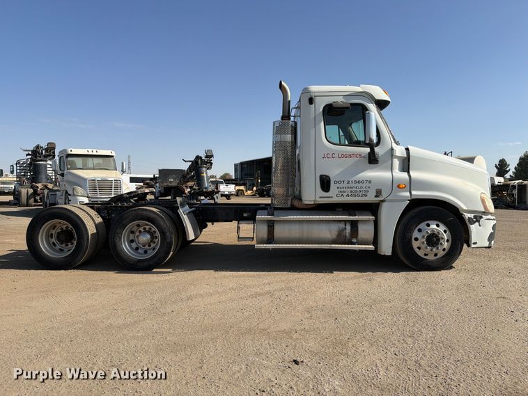 image for item EP3058 2010 Freightliner Cascadia semi truck