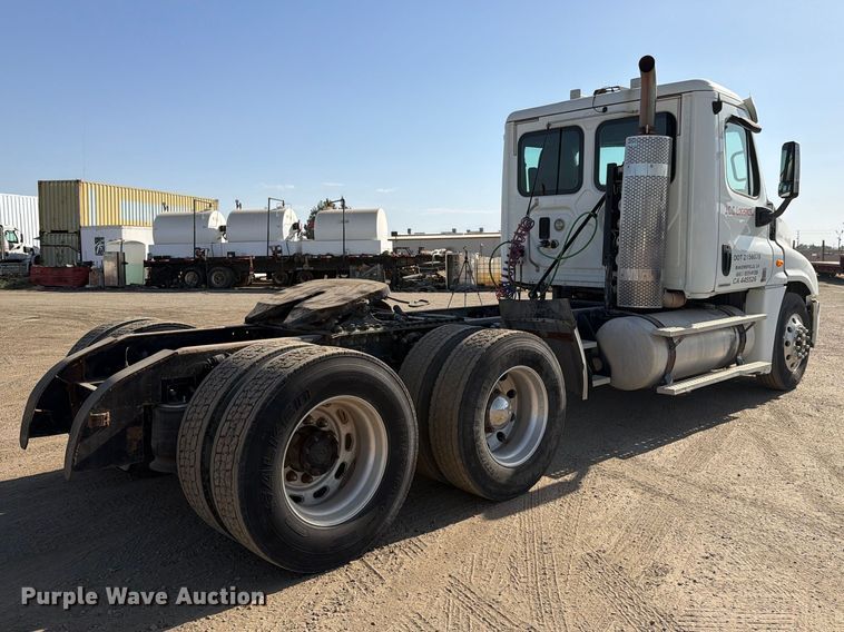 image for item EP3058 2010 Freightliner Cascadia semi truck