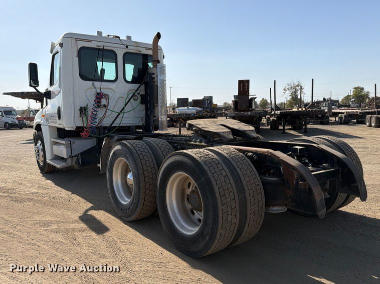 image for item EP3058 2010 Freightliner Cascadia semi truck