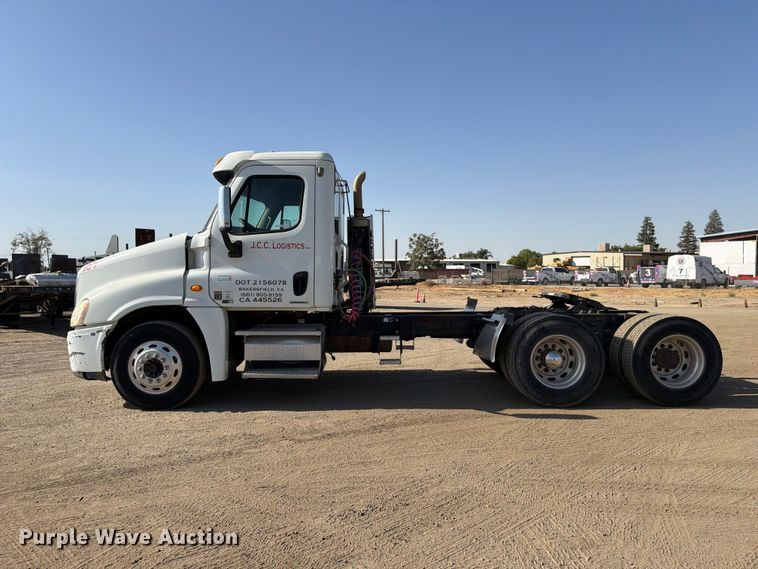 image for item EP3058 2010 Freightliner Cascadia semi truck