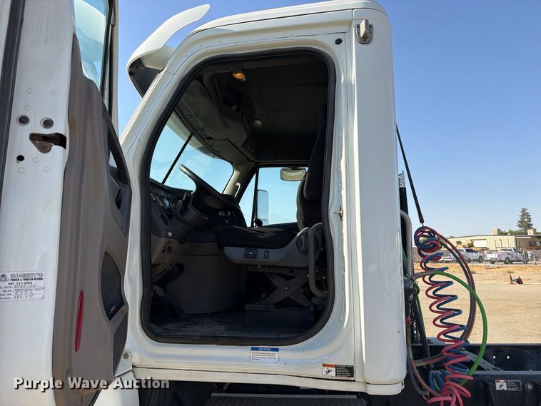 image for item EP3058 2010 Freightliner Cascadia semi truck