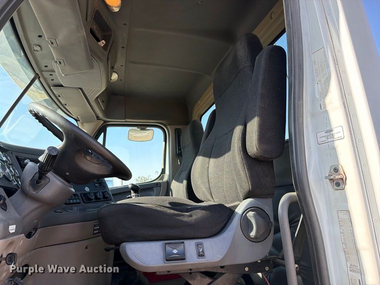 image for item EP3058 2010 Freightliner Cascadia semi truck