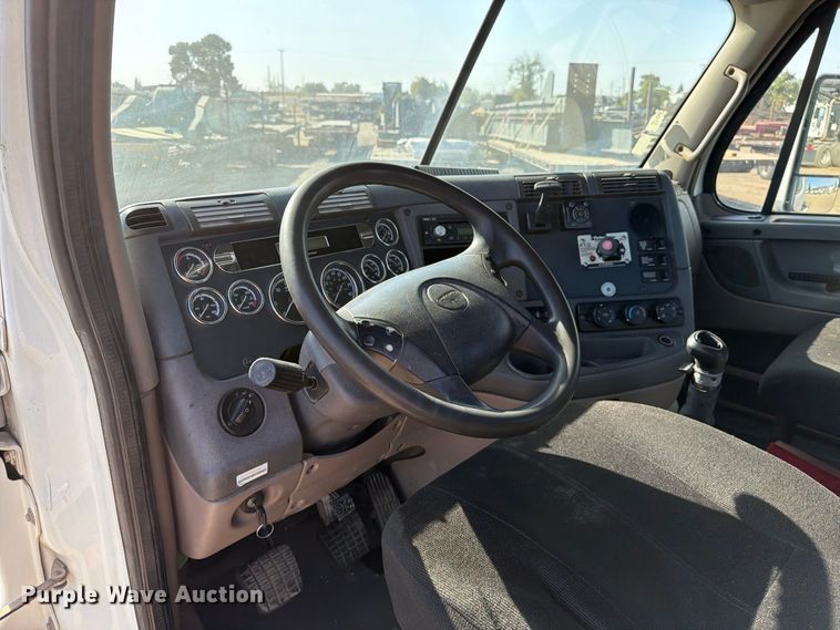 image for item EP3058 2010 Freightliner Cascadia semi truck