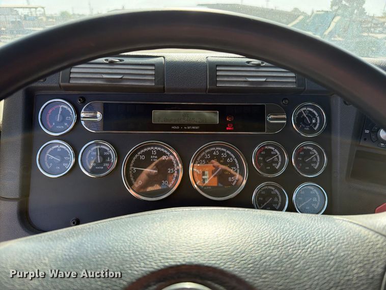 image for item EP3058 2010 Freightliner Cascadia semi truck