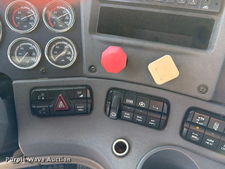 image for item EP3058 2010 Freightliner Cascadia semi truck