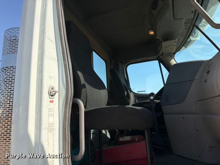 image for item EP3058 2010 Freightliner Cascadia semi truck