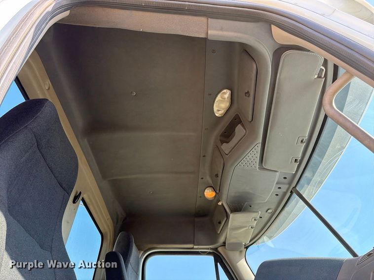 image for item EP3058 2010 Freightliner Cascadia semi truck