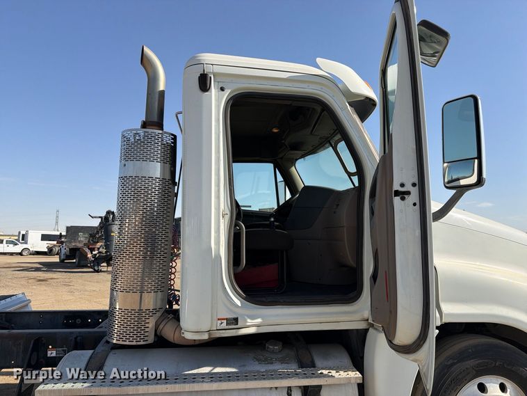 image for item EP3058 2010 Freightliner Cascadia semi truck