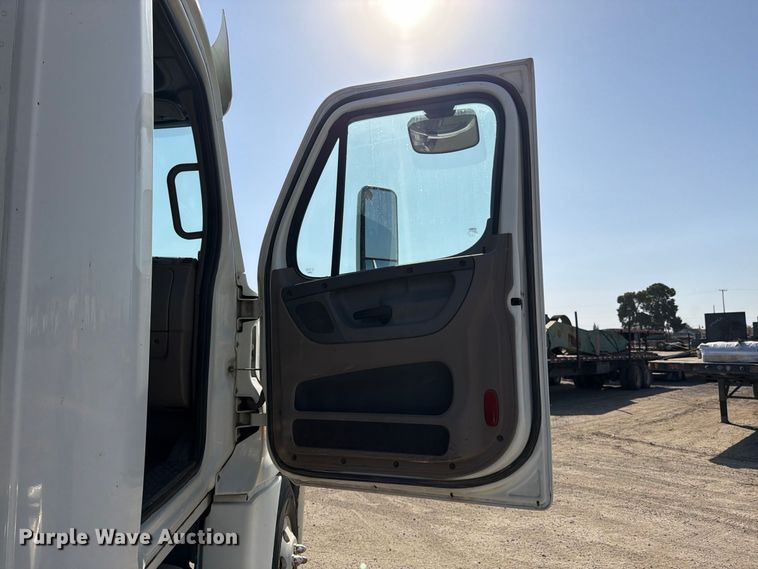 image for item EP3058 2010 Freightliner Cascadia semi truck