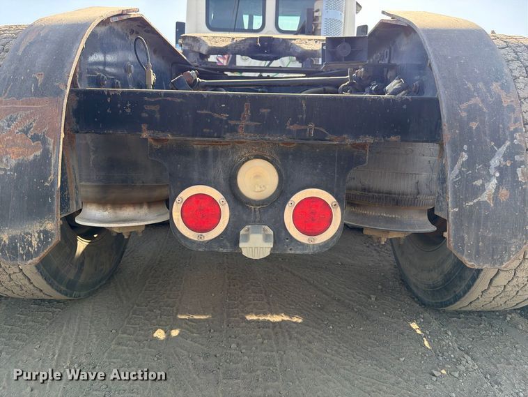 image for item EP3058 2010 Freightliner Cascadia semi truck