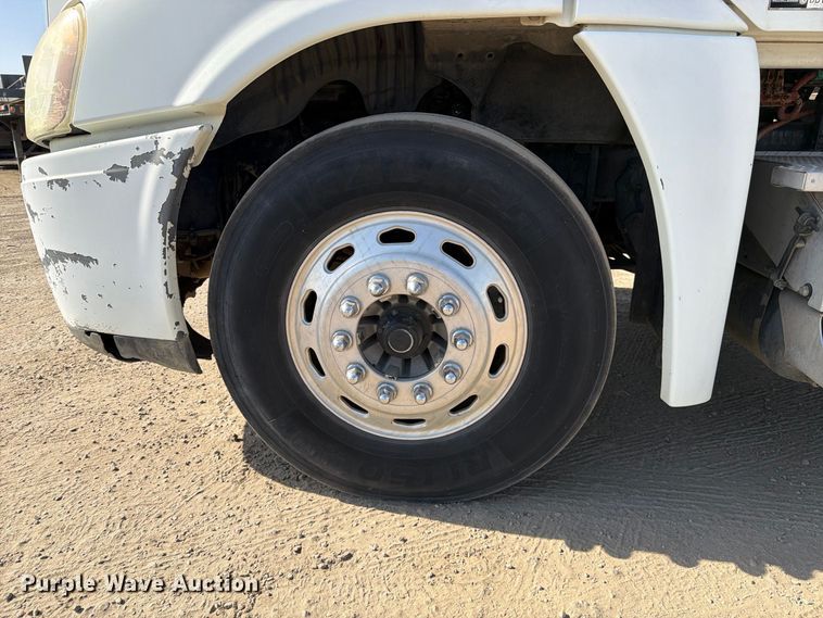 image for item EP3058 2010 Freightliner Cascadia semi truck