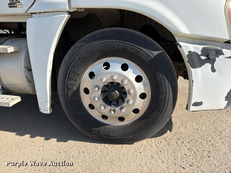 image for item EP3058 2010 Freightliner Cascadia semi truck
