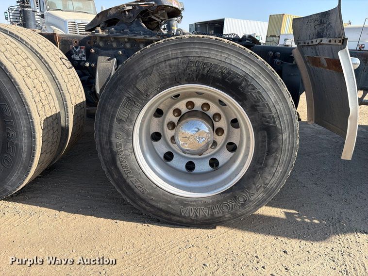 image for item EP3058 2010 Freightliner Cascadia semi truck
