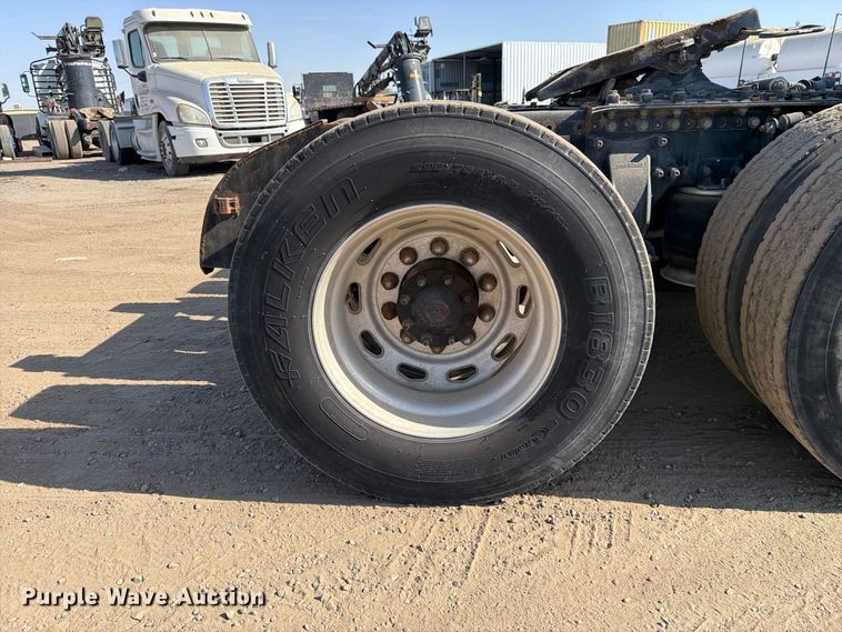 image for item EP3058 2010 Freightliner Cascadia semi truck