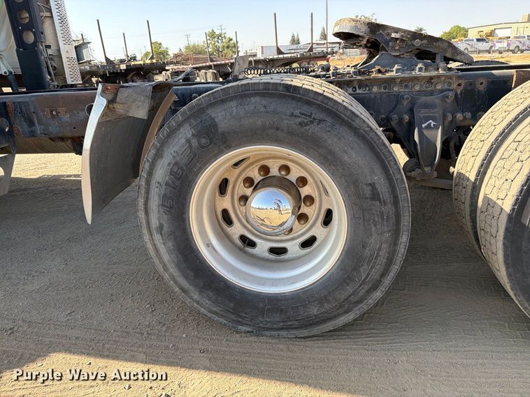 image for item EP3058 2010 Freightliner Cascadia semi truck