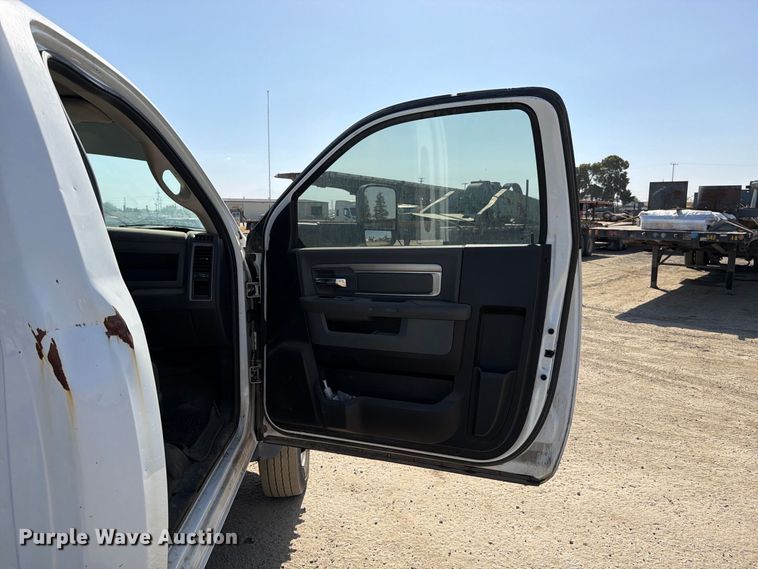 image for item EP3060 2014 RAM 5500 truck cab and chassis