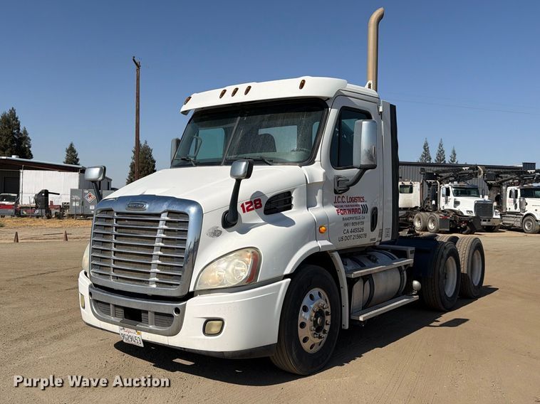 image for item EP3065 2013 Freightliner Cascadia semi truck