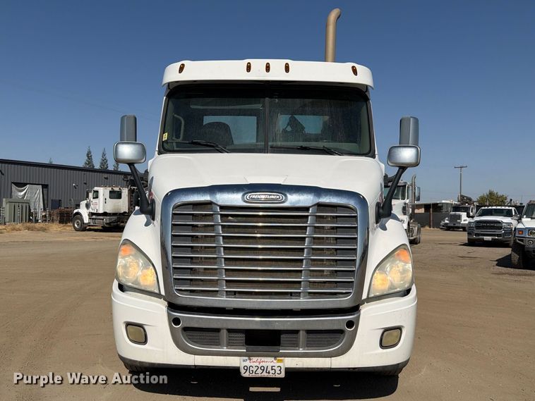 image for item EP3065 2013 Freightliner Cascadia semi truck