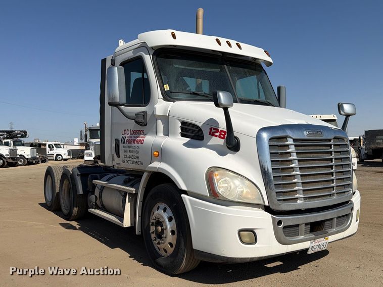 image for item EP3065 2013 Freightliner Cascadia semi truck