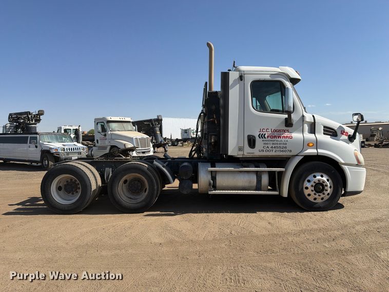 image for item EP3065 2013 Freightliner Cascadia semi truck