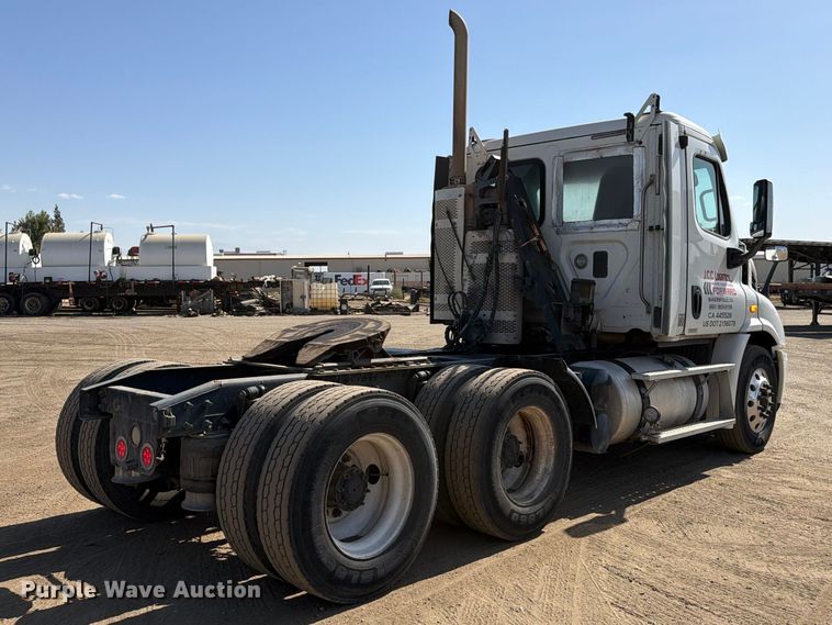 image for item EP3065 2013 Freightliner Cascadia semi truck