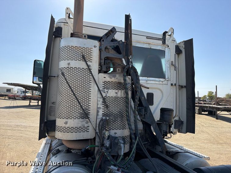 image for item EP3065 2013 Freightliner Cascadia semi truck