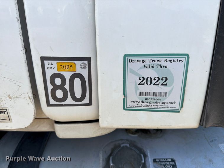 image for item EP3065 2013 Freightliner Cascadia semi truck